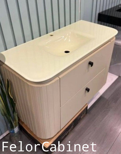 کابینت روشویی مدرن مدل ۱۰۸۴ با طراحی بدنه شیاردار (بامبو) و صفحه شیشهای